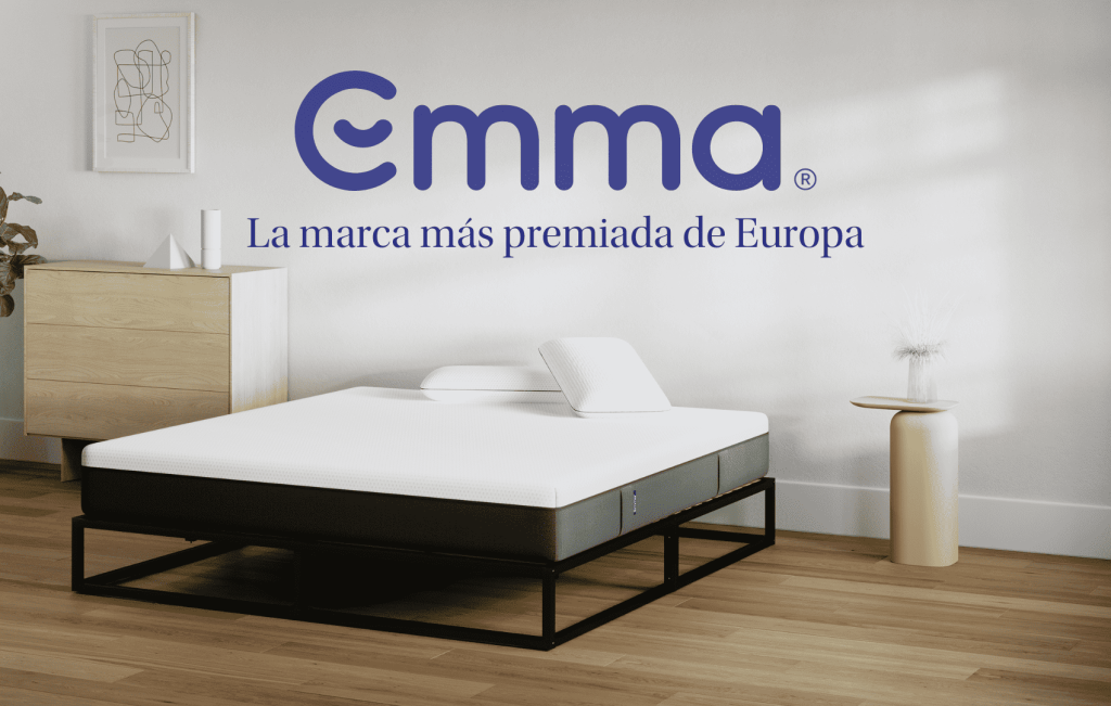 Se ve el colchón Emma Hybrid Premium, con su logo y con el texto que dice "la marca mas premiada de europa". Es uno de los mejores colchones para el dolor de espalda.